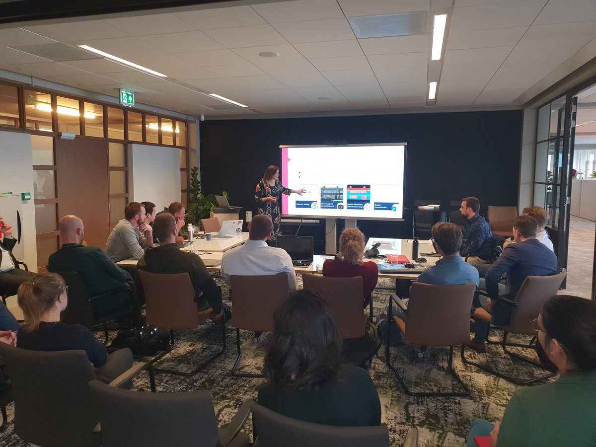 IvoHuizinga's tweet photo. Gisteravond een pizzasessie met collega's van @brink_nl en @IbisSoftware over #innovatie. Gaaf om te zien waar collega's binnen @brinkgroep allemaal aan werken en wat hem boeit. #softwarebedrijf #kennismaken #inspireren #brainstormen #datascience #geeknight #ai #machinelearning https://t.co/kvEZsukMo5