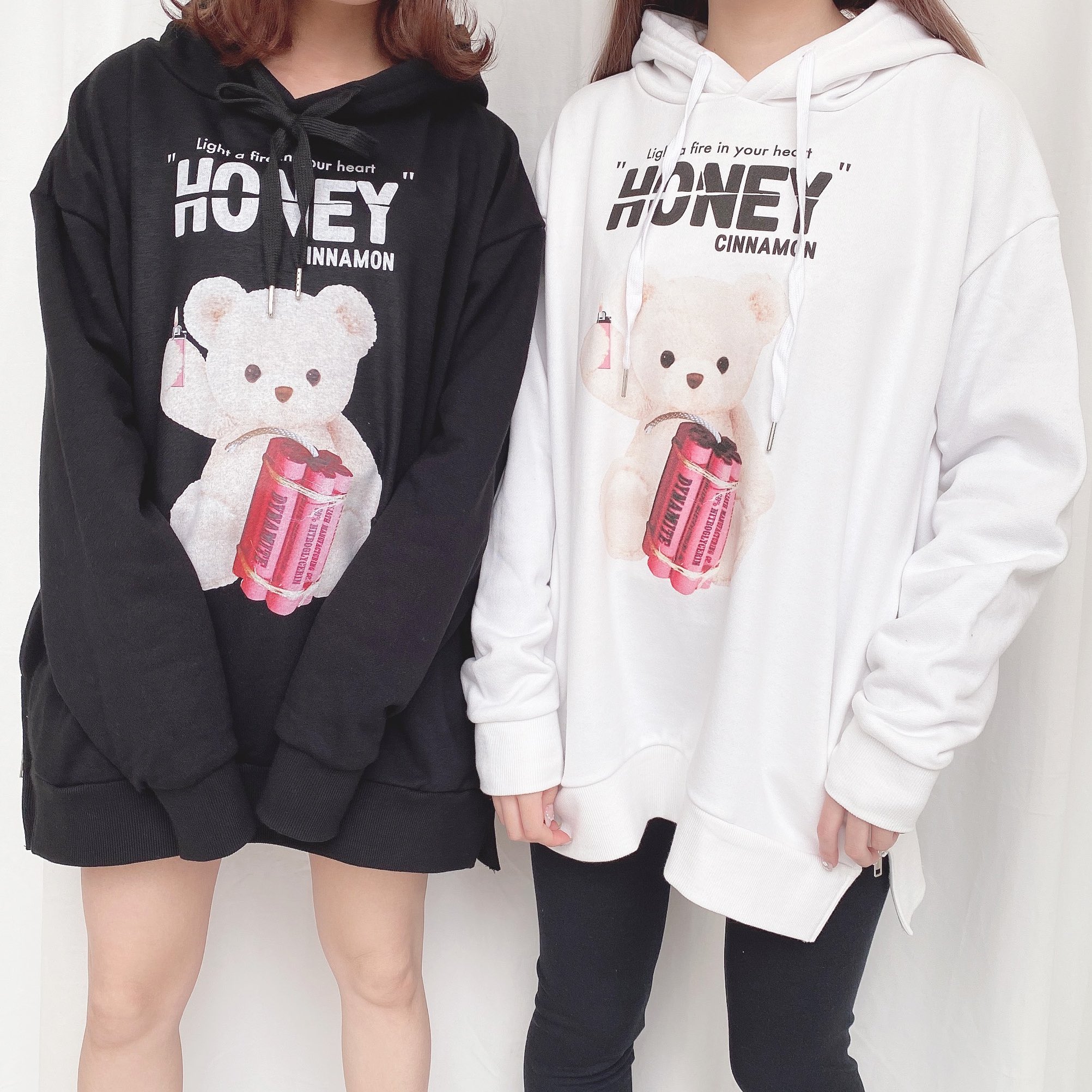 ハニーシナモンhoneycinnamon 𝐧𝐞𝐰 𝐚𝐫𝐫𝐢𝐯𝐚𝐥 シナモンくんのプリントが 目を引くパーカー ゆったりとしたサイズ感に 両脇裾のジップがアクセント となる1枚です ダイナマイトシナモンパーカー Color White Black Price