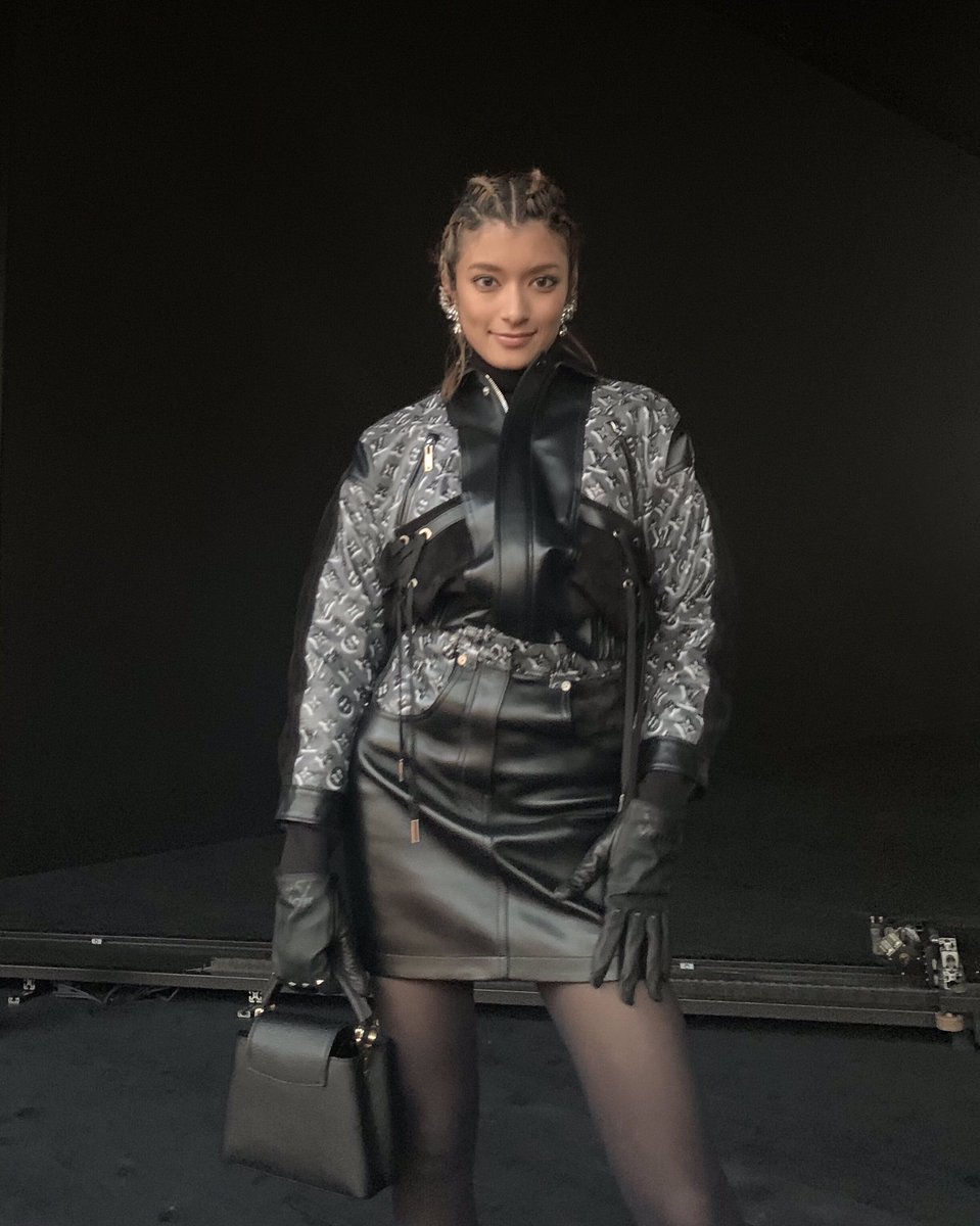 ট ইট র Wwd Japan パリコレ取材 ルイ ヴィトン のショー会場に ローラが登場 全身をブラックでまとめたクールなスタイリング グローブを合わせたのも素敵です T Co Xoenctd8e7 Lvfw Rola ট ইট র Wwd Japan パリコレ取材 ルイ ヴィトン のショー会場に ローラが登場 全身をブラックでまとめたクールなスタイリング グローブを合わせたのも素敵です T Co Xoenctd8e7 Lvfw Rola