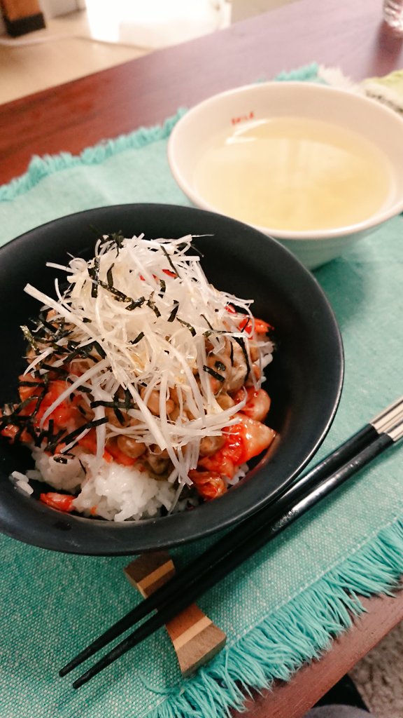 お昼は納豆キムチ丼と白菜スープ 納豆丼はゴマ油ちょっと垂らす うまい スープは 影虎のイラスト