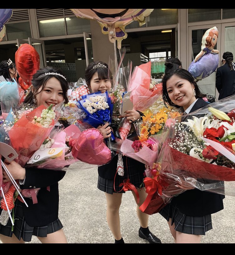 min__925's tweet photo. あっとゆう間やった3年間🥺💧
まだまだ全然実感ないけど、西寝生いい人と面白い人いっぱいでほんまに毎日楽しくて毎日充実してた！！関わってくれた人達ありがとうございました🧡🧡🧡
持ち切れへんくらいのお花もありがとうございました！！！ https://t.co/IsblG2Xhik