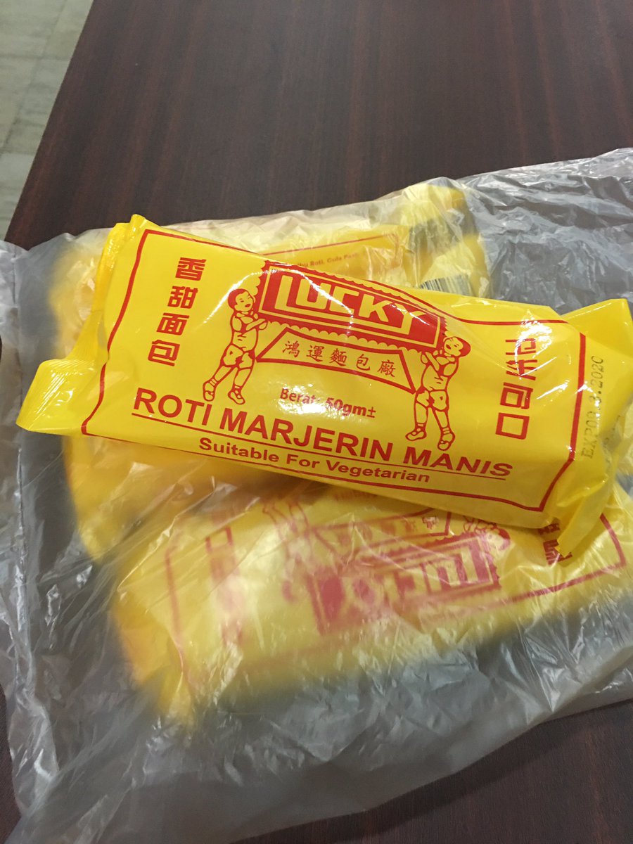 honeyean's tweet photo. Bumped into @Melody_Woon in #Seremban High Court today. 🙏🏻🙏🏻 for the sweet magarine rolls! #SuitableForVegetarians! 🤣 We’ll chomp on it as a bunch of us lawyers & activists go to Dang Wangi police station this afternoon. #SeemsLikeOldTimes #DejaVuAllOverAgain! @hui_yee9034 https://t.co/HtZ0NBRNKo
