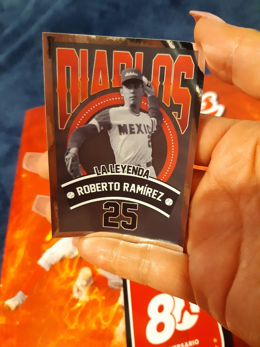 AryCorona28's tweet photo. Mi primera estampa en cromo es del Pingo jarocho "Metralleta" Ramírez: Pítcher que jugó 21 temporadas en la LMB, de las cuales TODAS fueron con @DiablosRojosMX. Gran personaje que debutó en MLB y Japón... 
#ÁlbumDeEstampas @PaniniSportMx #DiablosRojosDelMéxico #80Años
👹📕 https://t.co/Wso3DDZ8TP