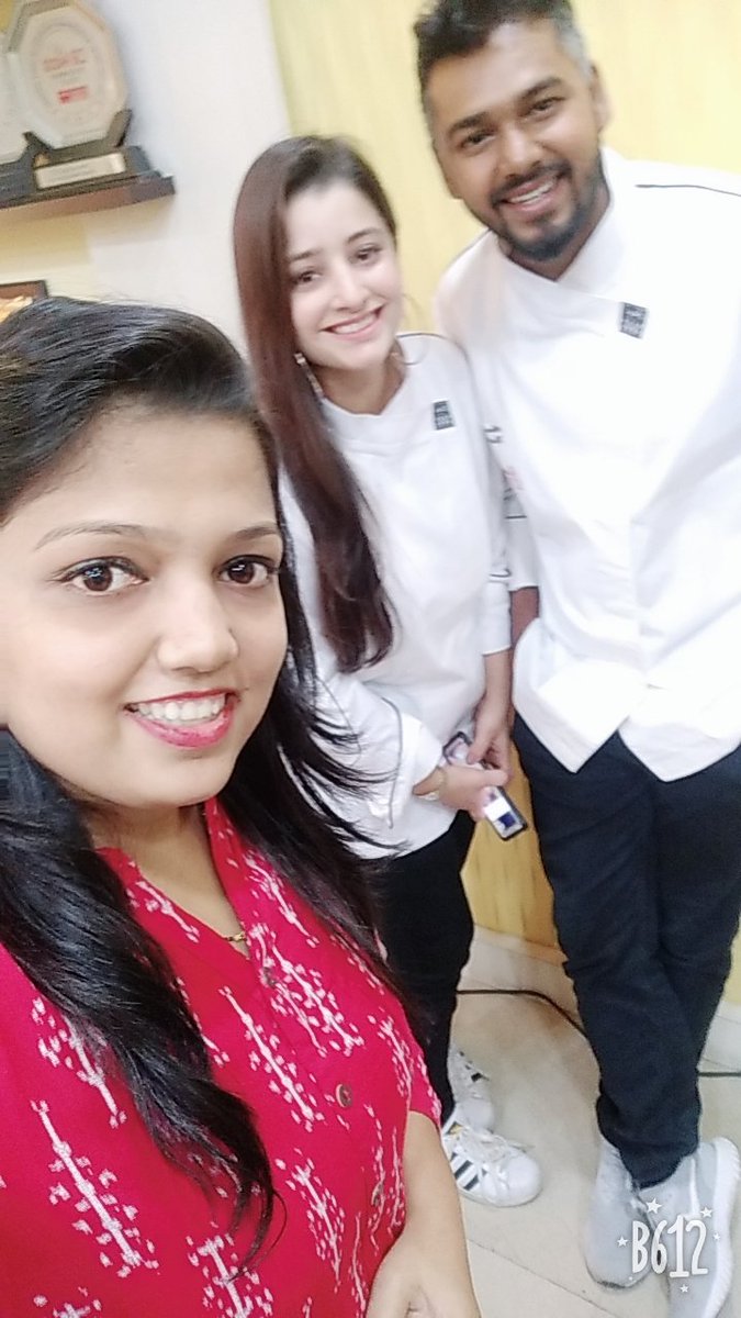 RitikaGaikwad3's tweet photo. A proud moment for me when I get to meet Master chef India season 6 winner @AAbimilano & @natashaagandhi 😍😍
#masterchefindiaseason6 #abimilano #chefabimilano #chefnatashaa #proudmoment #masterchefwinner #odisha #masterchef #shubhangi_udar #ritikaskitchen https://t.co/kKoHrM7Wwn