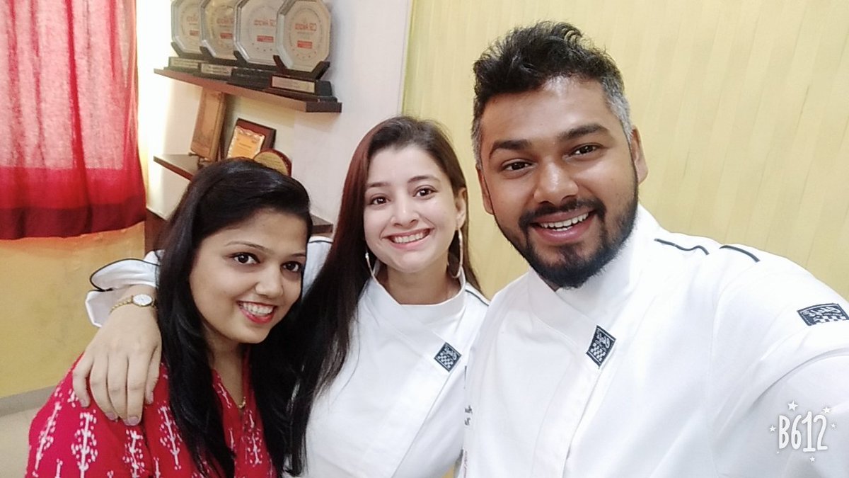 RitikaGaikwad3's tweet photo. A proud moment for me when I get to meet Master chef India season 6 winner @AAbimilano & @natashaagandhi 😍😍
#masterchefindiaseason6 #abimilano #chefabimilano #chefnatashaa #proudmoment #masterchefwinner #odisha #masterchef #shubhangi_udar #ritikaskitchen https://t.co/kKoHrM7Wwn