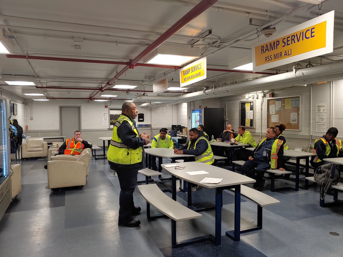 RSS Fon Boulware conducting daily Baggage Briefing with Team Leaders. Thank You for keeping EWR Team informed. @susannesworld @Trozie2 @EWRmike @weareunited @MariaPerdomoEWR @KellyTolbertUAL