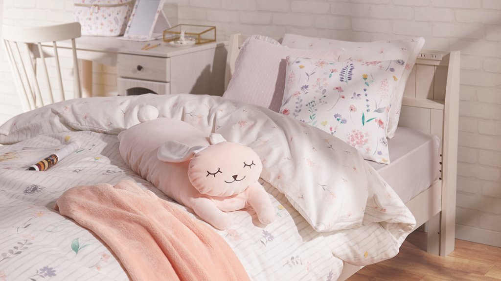 ニトリ デコホーム インテリア 雑貨 小花プリントのベッドリネンに やさしいペールカラーの小物で ロマンティックな雰囲気のfloral Romanceシリーズ 春らしい軽やかなコーディネートに心も弾みそう 掛ふとんカバーは可愛いだけでなく 抗菌 防臭