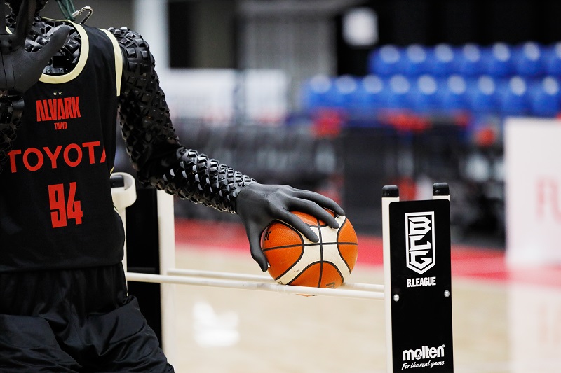 ToyotaMotorCorp's tweet photo. #Toyota's #CUE4 robot evolves to pick up own ball, glide to shooting location, and attempt to score, using #AI to adjust shots along the way #Swish. 🏀 More info: https://t.co/QVEVCAHh7f https://t.co/wD62xuas0j