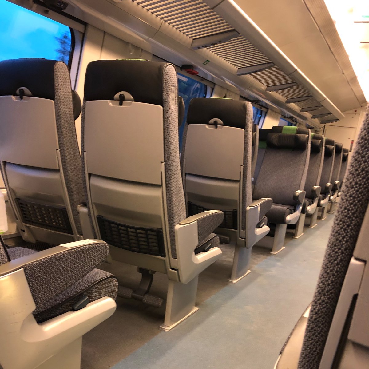 etusemi's tweet image. Aamun junaveikkaus meni putkeen😊Tuli hetkeksi tekninen vika, kanssamatkustajat häipyivät muihin juniin. Nyt körötellään tyylikkäästi Helsinkiä kohti. Ei ole ahdasta. #pienetilot #Tampere-Helsinki