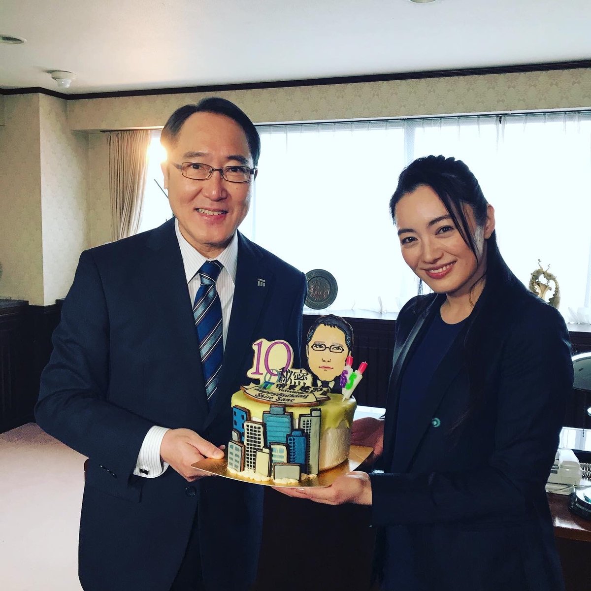 佐野史郎 バースディケーキをいただきました 65歳 仲間由紀恵さんと 偽装建築のせいか この後 ケーキの飾りのビルが落下してしまうという事故が F 関テレ 10の秘密 クランクアップまで秒読み 回想シーン 本当に回想してしまい現場では 佐野史郎 バースディケーキをいただきました 65歳 仲間由紀恵さんと 偽装建築のせいか この後 ケーキの飾りのビルが落下してしまうという事故が F 関テレ 10の秘密 クランクアップまで秒読み 回想シーン 本当に回想してしまい現場では