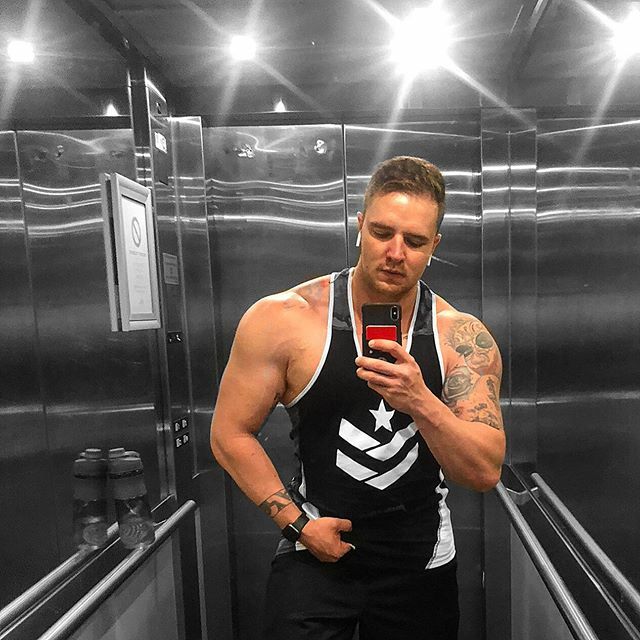 DylanBrighton's tweet photo. I’ve never felt comfortable fitting in- so I chose to stand out instead https://t.co/lYnpMUVi42 https://t.co/sSr9C6Oaug