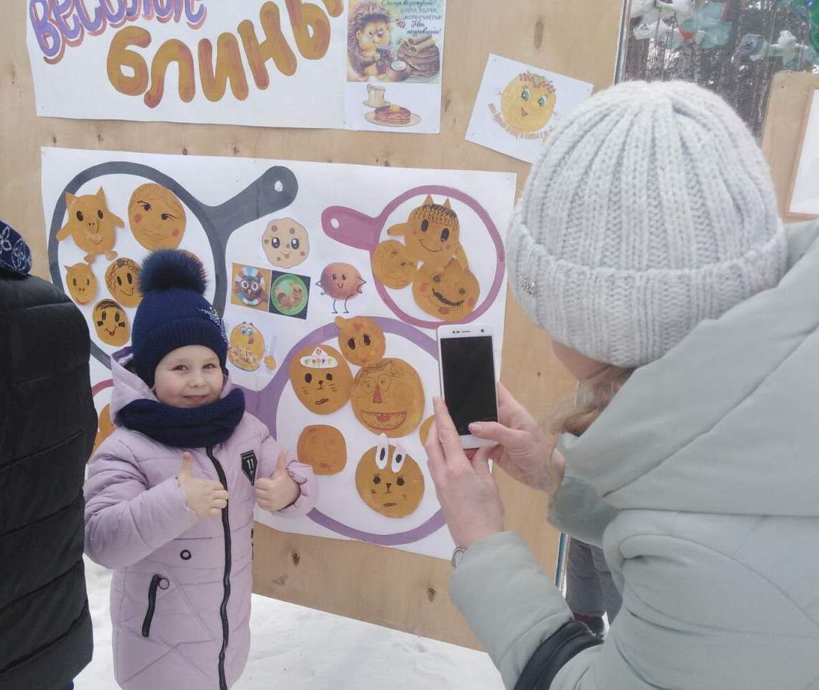 В первый день весны ДХШ присоединилась к масленичным гуляниям в городском Парке. Развлечение"ВЕСЁЛЫЕ БЛИНЫ" пользовалось успехом у ребятишек. Дети  с помощью фломастеров, цветной бумаги и своей фантазии создавали из безликих бумажных блинчиков весёлые шедевры на любой вкус.