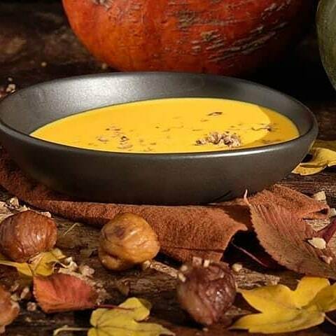 archifoodrock's tweet photo. Shooting réalisé avec @sabine_muret_stylistedeco
.
#Repost @boutique__by_traiteursolidaire
• • • • • •
Soupe de potiron et chataignes😋😋 #potiron #soupe #chaud #hiver #chataigne #res #bio #ess #solidaire #nanterre #cuisinedumonde https://t.co/93oW5LlgZr https://t.co/iEI4nakT2z