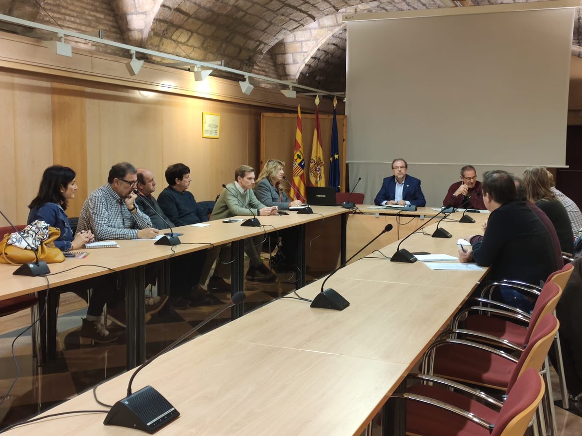 BizenFuster1's tweet photo. La mejora de las carreteras de la Val d’Onsella más cerca: ya se redactan proyectos de la A-1601 (cruce de Undués de Lerda-Navardún-Urriés) y la A-2603 (Navardún-Isuerre-Lobera de Onsella) para ejecutarse en 2021 y 2022; después la A-2602 (Pintano-Bagüés) @GobAragon @pepesoro https://t.co/dweT9o9IIX