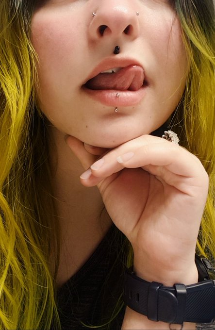 Who wants to pay for my tongue split? https://t.co/ihmVUJAyP3