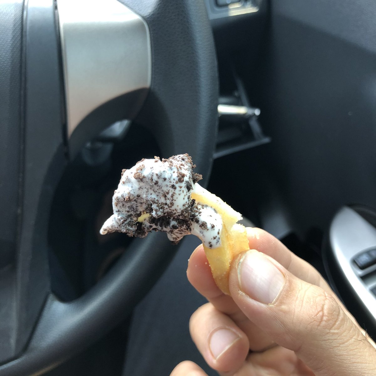 thefaizzainal's tweet photo. Fries McD + McFlurry Oreo

Sedap! 😋 https://t.co/Y38rWlsEk0