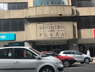 ditsemnuus's tweet photo. Administratiewe kantore van Vrystaatse Wetgewer Southern Life Plaza-gebou in Bloemfontein ontruim omdat riool uit munisipale straat kelderverdieping soveelste keer oorstroom https://t.co/nz6HWP8ksl