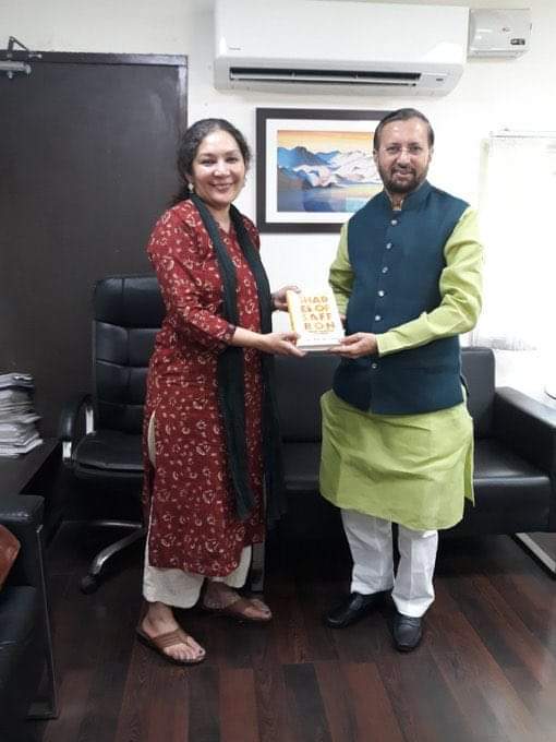tejasmpatel1's tweet photo. भारत और हिंदुओं के खिलाफ #FakeNews और #FakeNarration बनाने वाले #Hinduphobic #lutyensgang के खिलाफ आप लड़ते रहिए और सूचना प्रसारण मंत्री @PrakashJavdekar उन्हें( हिंदुओं और भारत के खिलाफ नफ़रत उगलती सबा नकबी है यह)  सम्मानित करते रहेंगे! @narendramodi https://t.co/jgPCEcywrQ
