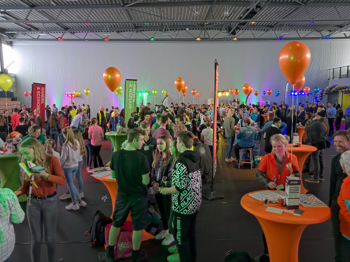 Inderdaad, ook de derde ronde, met oa mijn mentorklas, was een feestje. Goed voorbereide leerlingen wisten niet wat hen overkwam, zo'n welkom en leuke gesprekken!  #beroepenfeest #houtenonstage <a href="/HoutenOnStage/">Houten On Stage</a>