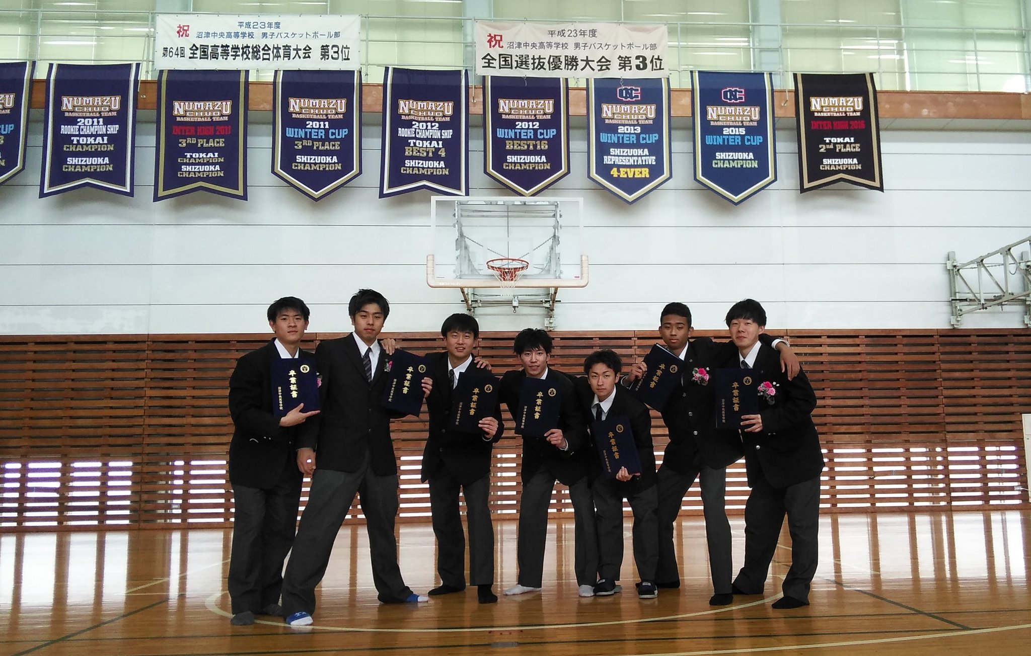 沼津中央高等学校 男子バスケットボール部 Twitterissa 本日 沼津中央高等学校では令和元年度の卒業式が行われました さまざまな諸情勢のため恒例の卒業ゲームは中止しましたので最後の集合写真となります 卒業生7名のこれからの活躍を祈念しています 卒業 沼津中央高等学校 男子バスケットボール部 Twitterissa 本日 沼津中央高等学校では令和元年度の卒業式が行われました さまざまな諸情勢のため恒例の卒業ゲームは中止しましたので最後の集合写真となります 卒業生7名のこれからの活躍を祈念しています 卒業