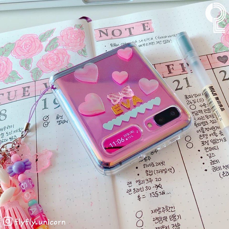 grapegroupb's tweet photo. แอบตามไปดูคนเกาหลีแต่ง Galaxy Z Flip กัน มันน่ารักปุ๊กปิ๊กมากจริง ๆ แหละ 💖🥺🍒 โดยเฉพาะเครื่องสีม่วง ๆ ชมพู ๆ มันเข้ากับสติ๊กเกอร์และก็พวกพวงกุญแจวิบวับ ๆ มากกกก เครื่องจิ๋ว ๆ ถ่ายรูปออกมาก็น่ารักไปหมด https://t.co/O8qPDbzvox