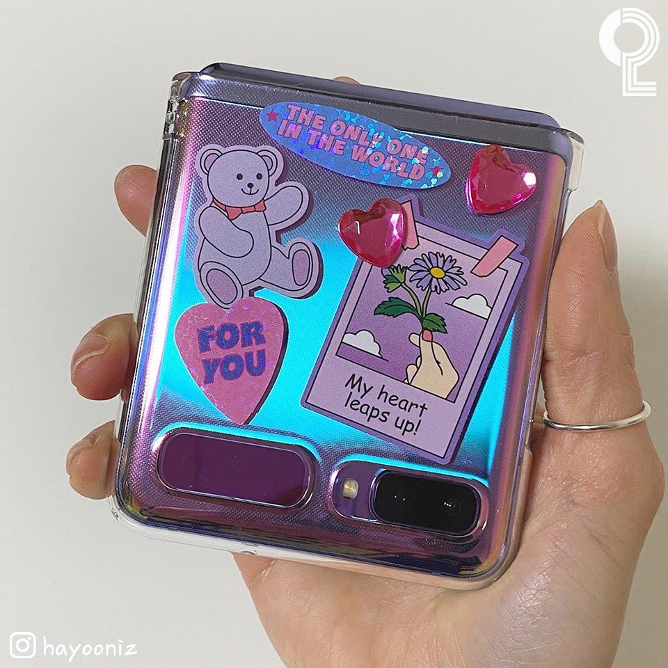 grapegroupb's tweet photo. แอบตามไปดูคนเกาหลีแต่ง Galaxy Z Flip กัน มันน่ารักปุ๊กปิ๊กมากจริง ๆ แหละ 💖🥺🍒 โดยเฉพาะเครื่องสีม่วง ๆ ชมพู ๆ มันเข้ากับสติ๊กเกอร์และก็พวกพวงกุญแจวิบวับ ๆ มากกกก เครื่องจิ๋ว ๆ ถ่ายรูปออกมาก็น่ารักไปหมด https://t.co/O8qPDbzvox