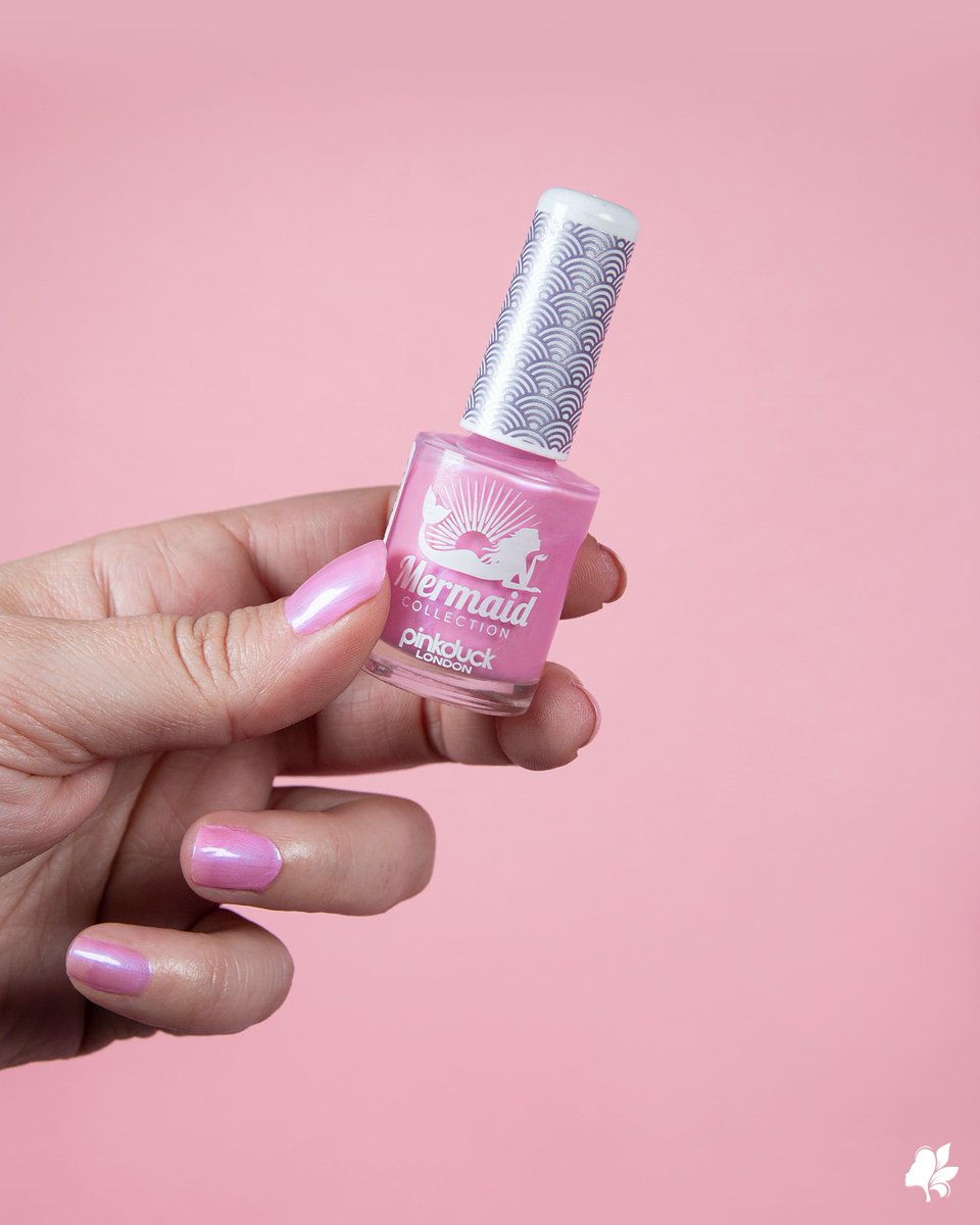 maquillalia's tweet photo. ¿Buscas un esmalte rosita suave? Mira este de #PinkDuck qué monada y qué bonito queda.
Pertenece a la colección Mermaid y es el tono 361 💞💞
¿Lo mejor? Por solo 1€ 😱😱
https://t.co/RbBICXDqns https://t.co/hVEzlgPvaU