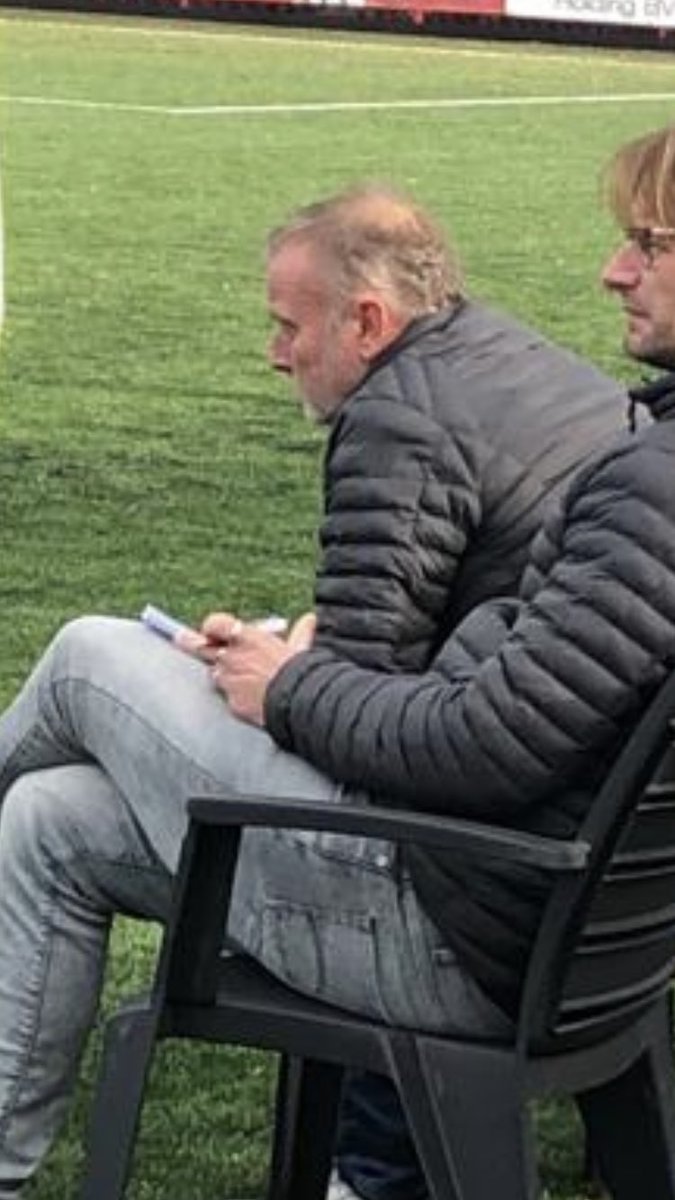 svBonboys's tweet photo. Vandaag ziet onze (onder meer) assistent-trainer Abraham. Leon, alias @deBankzitter, van harte gefeliciteerd met deze mijlpaal en nog vele gezonde en vooral ook ❤️💚 jaren. Maak er een mooie dag van! https://t.co/ieC5LecHG4