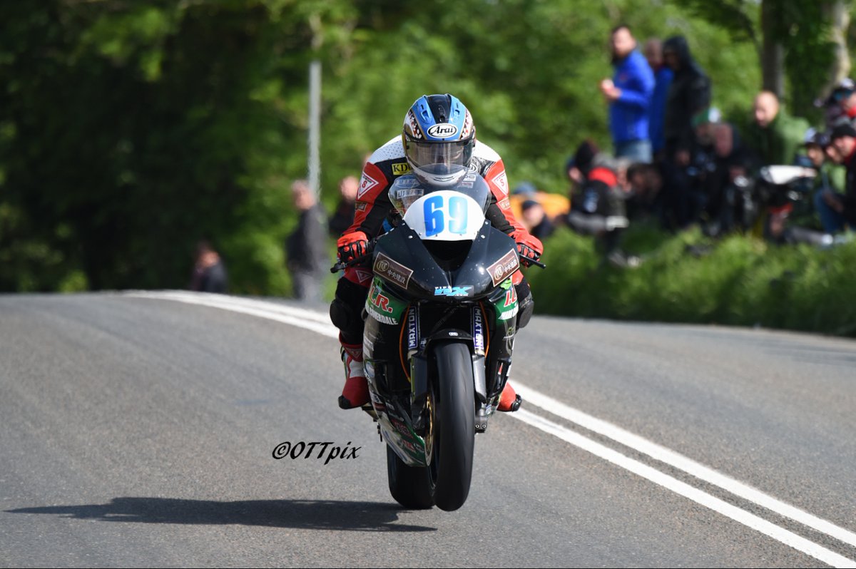 OTTpix's tweet image. The unmistakable Masayuki Yamanaka blasting over Crosby Leap #TT2019 #wheeliewednesday