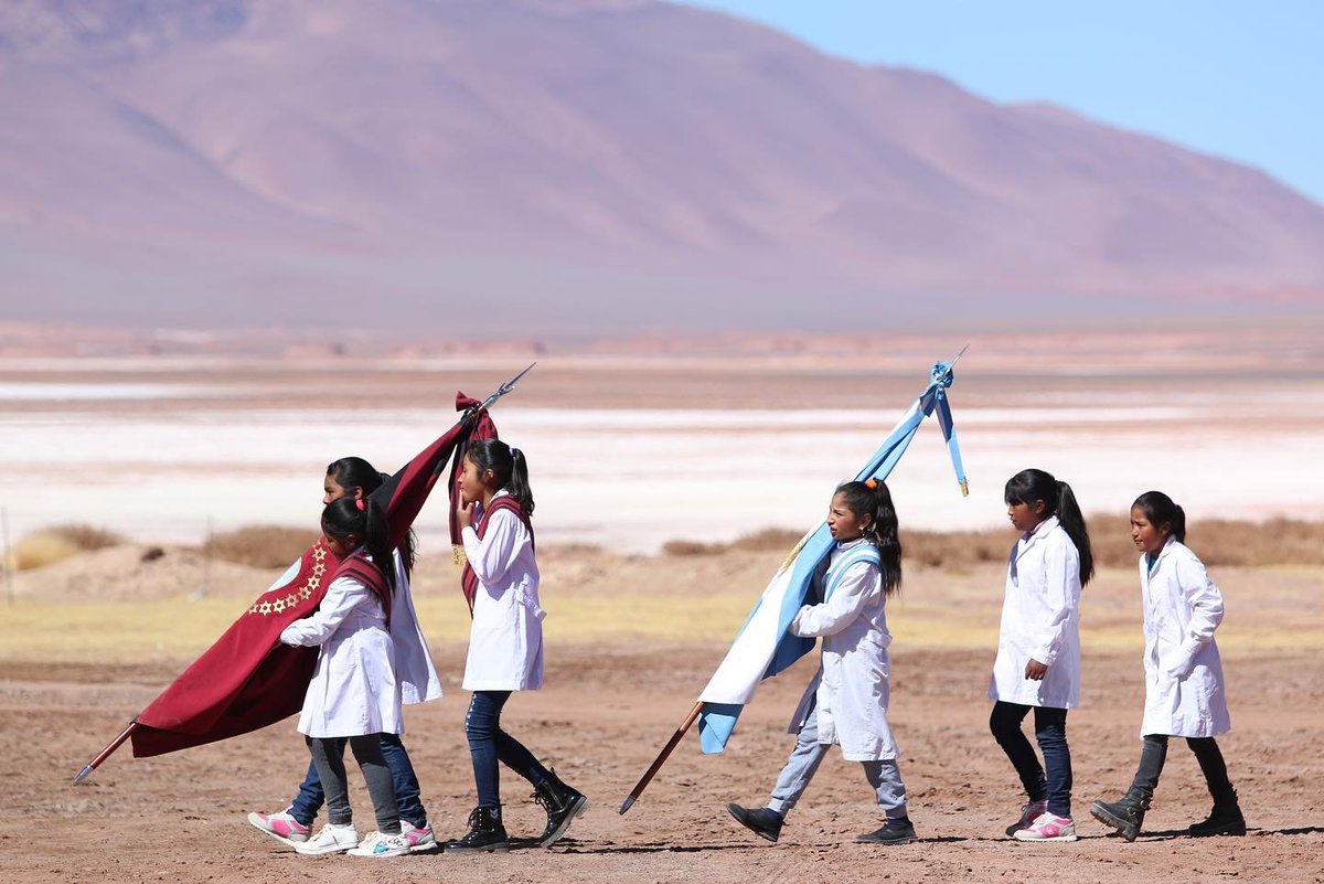 SaltaSecretos's tweet photo. A CLASES EN VERANO. El lunes, millones de alumnos argentinos comenzaron las clases. Pero en un sector de Salta ya van por el tercer trimestre... Son los que viven en la puna, donde los inviernos son tan duros que el ciclo lectivo va de agosto a mayo, como en el hemisferio Norte. https://t.co/tpvPKePz2L