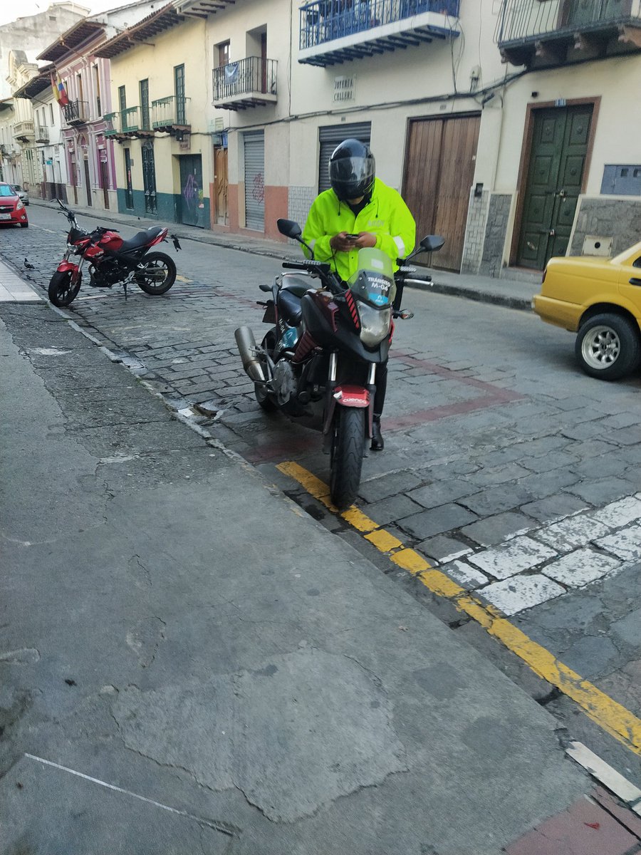CuencaTransito's tweet photo. En estos momento s agente de tránsito que ya se encuentra en labores... En el vicio antes que laborar... Espero que la @emov_ep  haga algo con este tipo de individuo que gana la plata del pueblo. https://t.co/1EhsblmqR1