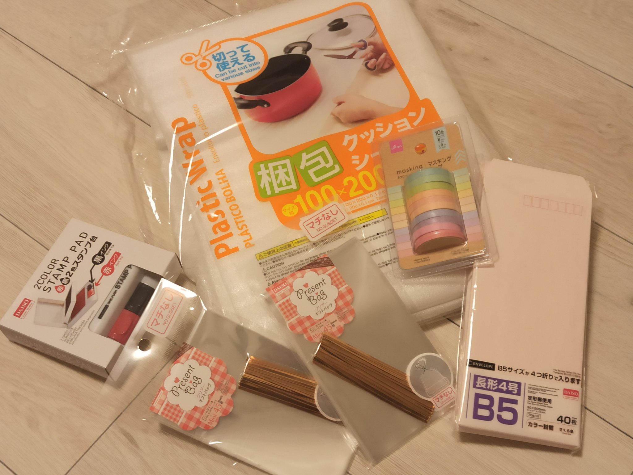 わだ ミニサイト作り職人 ダイソーで緑色のスタンプ台を買ってきてペーパータオルに初スタンプした時の感動は大きかったです あと構想話したら 作ったら買う と何人かの友人たちに言われていたので 発送用の梱包材などもダイソーで 花粉症なんです