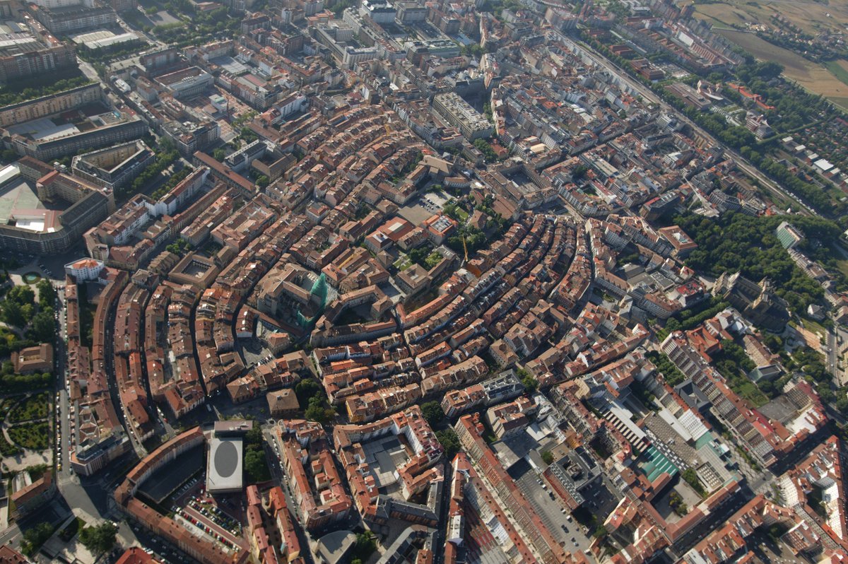 BasqueMagazine's tweet photo. 🕵️♂️Hoy en el blog #TourMagazine, traemos una manera diferente de descubrir, o redescubrir, #VitoriaGasteiz y otras zonas de #Euskadi en 6 etapas, para vivir en primera persona la trilogía de Eva García Sáenz de Urturi.
¿Nos sigues en esta ruta de novela?👉https://t.co/KrCqBAMpGz https://t.co/GsZNZgOGZs