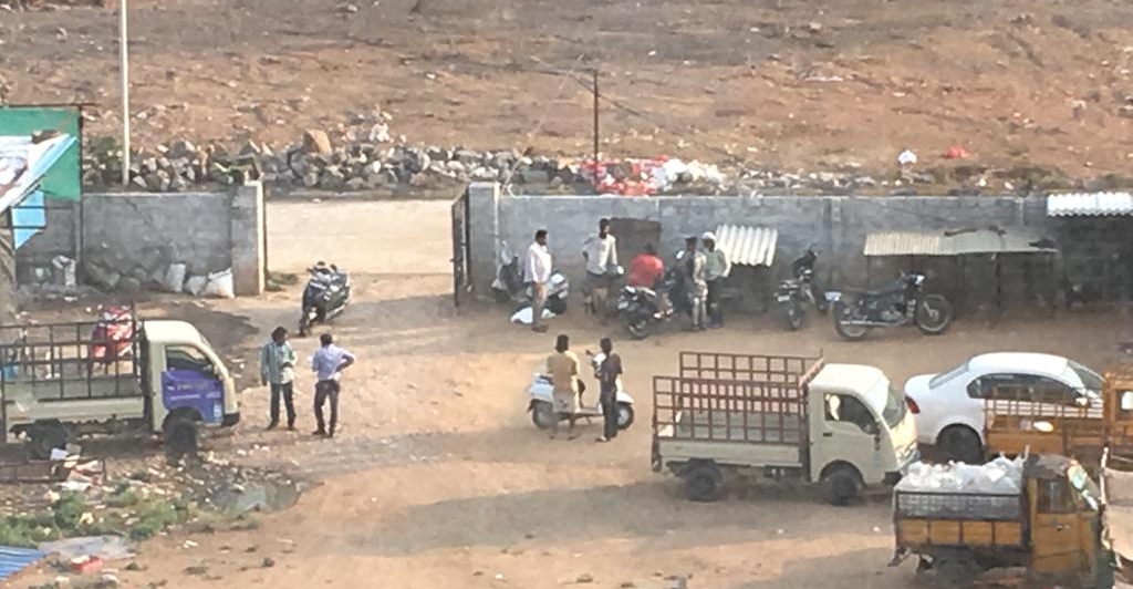 OwaMh2's tweet photo. @CommissionrGHMC @KTRTRS @RaoMlc
 Lakebed encroached, shanties, scrapyard developing in FTL of Hasmatpet lake behind Manasarovar Heights Phase 2 while #Telangana #TRS Govt is not acting. These people dug numerous borewells and drawing water and selling illegally. #GHMCWakeUp https://t.co/wH67UslVzX