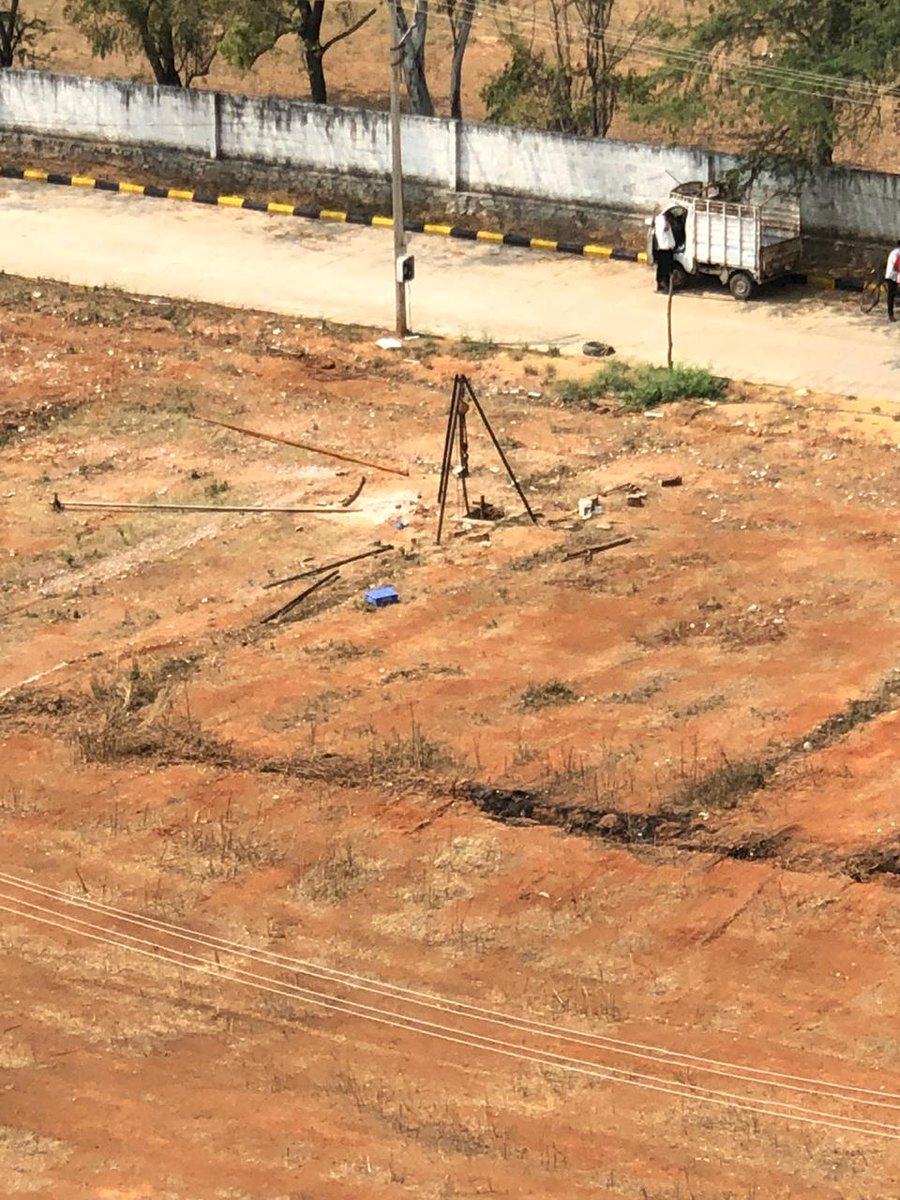 OwaMh2's tweet photo. @CommissionrGHMC @KTRTRS @RaoMlc
 Lakebed encroached, shanties, scrapyard developing in FTL of Hasmatpet lake behind Manasarovar Heights Phase 2 while #Telangana #TRS Govt is not acting. These people dug numerous borewells and drawing water and selling illegally. #GHMCWakeUp https://t.co/wH67UslVzX