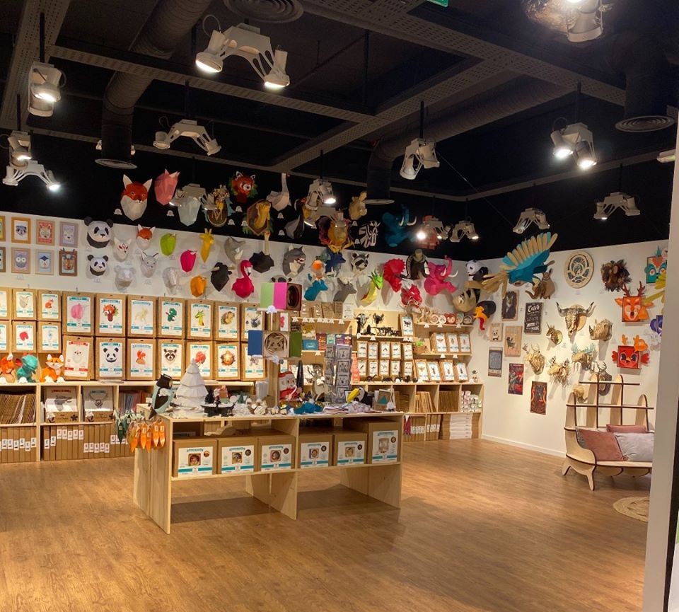 [📃🇫🇷] Agent Paper s’installe jusqu'au mois d'août ! 😁

Pour ceux qui ne connaissent pas encore Agent Paper ? C'est un créateur de décoration en papier et de papeterie originale, avec des idées de cadeaux et déco-responsables de fabrication française 🥳 #AgentPaper #Caen