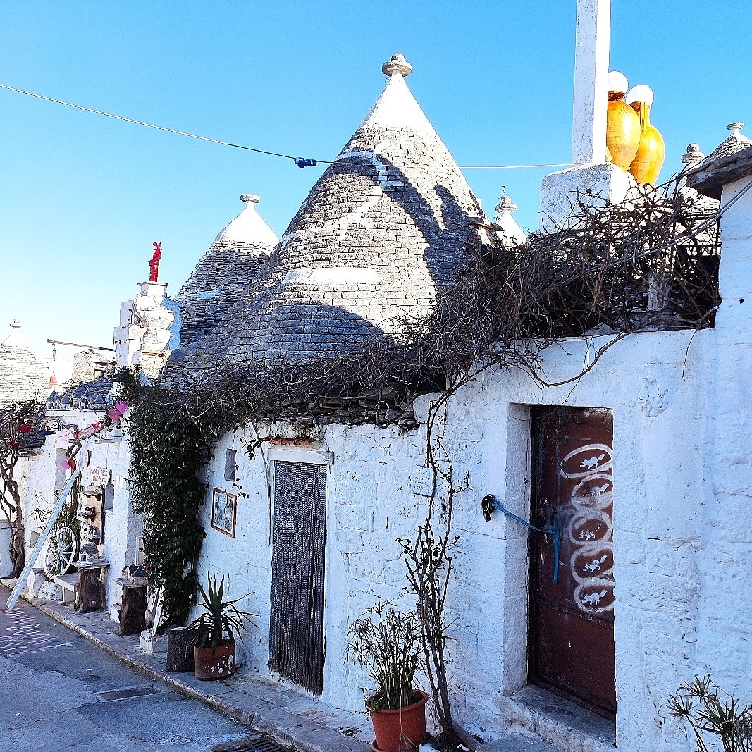 LeAlcove's tweet photo. Azzurro e bianco.
Azzurro come il cielo. Bianco come i muri dipinti a calce. 
Siete in #Puglia, siete ad #Alberobello!
🇬🇧 Blue and white.
Blue as the sky. White as the whitewashed walls.
Welcome, you are in Puglia, you are in Alberobello!
#neverstopexploring #italydoesntstop https://t.co/YLBek9m6Pg
