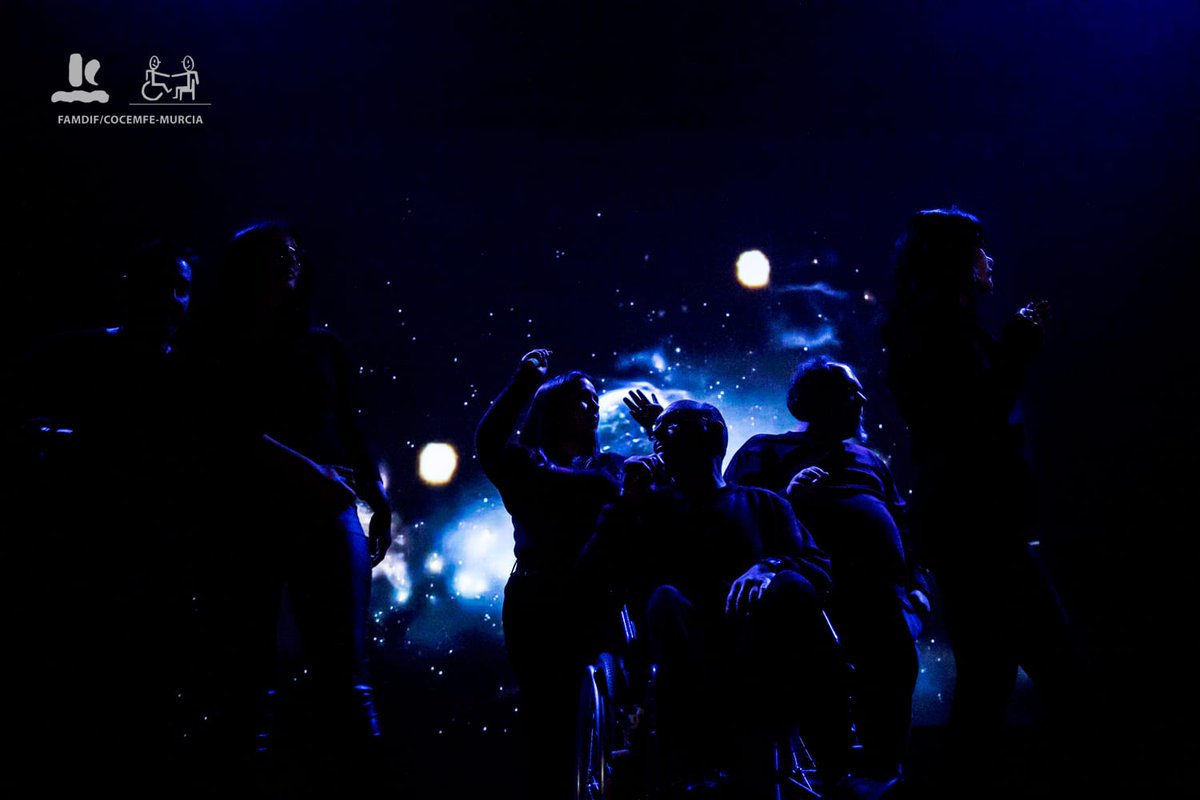 #SENSIBILIZACIÓN | 🎭📸 Os queremos dejar también una pequeña muestra de la obra de teatro "Galaxy Party 2020" del @CentroDiaFAMDIF, un trabajo impecable y emocionante, cargado de esfuerzo y originalidad, retratado por @fedeleante un fotógrafo murciano y voluntario (abro hilo)