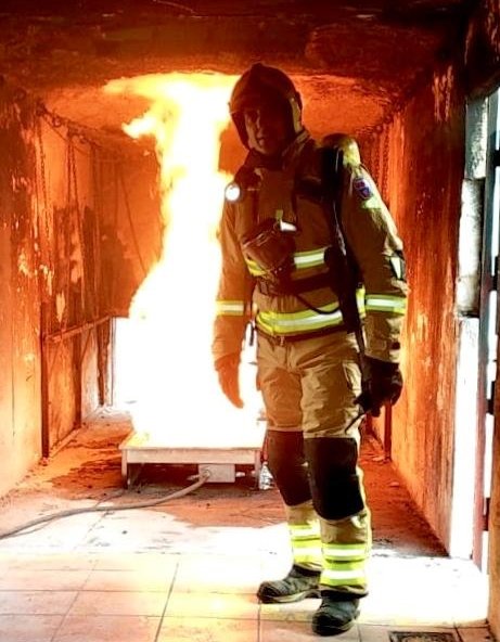 BomberosCEIS_RM's tweet photo. 👉La exigencia física en una intervención de los efectivos del Consorcio de Extinción de Incendios y Salvamento de la Región de Murcia se puede captar a través de una fotografía 📸pero no puede plasmar la exigencia emocional y psicológica que se oculta tras esta equipación🧑‍🚒 https://t.co/kTkk8EHzRz