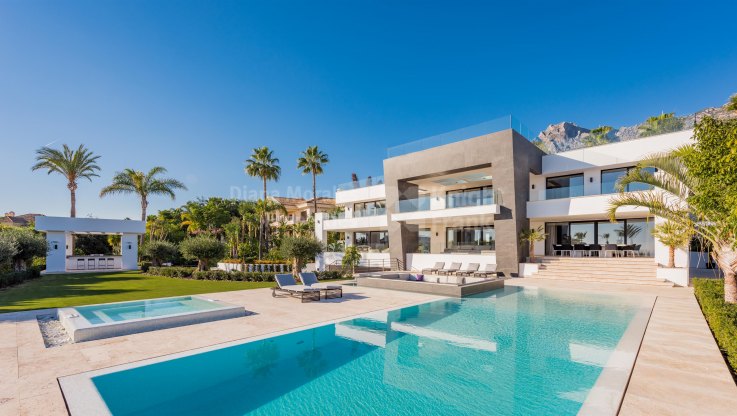 dmproperties's tweet image. This #spectacular brand new #villa is located in one of the best urbanisations of #Marbella, Sierra Blanca, at approximately 3kms from the centre of town it offers #sea #views from all floors. The property is surrounded by tropical landscaped gardens.

dmproperties.com/en-DMCO4466_vi…