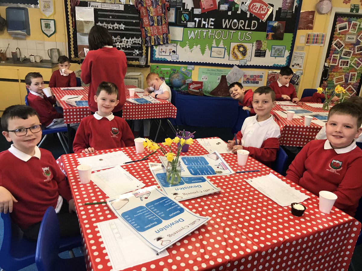 gwaun_year6's tweet image. Llawer o hwyl! Lots of fun in our “Caffi Cymreig” this morning! Llawer o siarad Cymraeg! Lots of Welsh speaking to place our orders! 🏴󠁧󠁢󠁷󠁬󠁳󠁿☕️🍪🧁 #WelshWeek #WelshSpeakers #RealLifeContexts @gwaun_year6  @GwaunfarrenSch