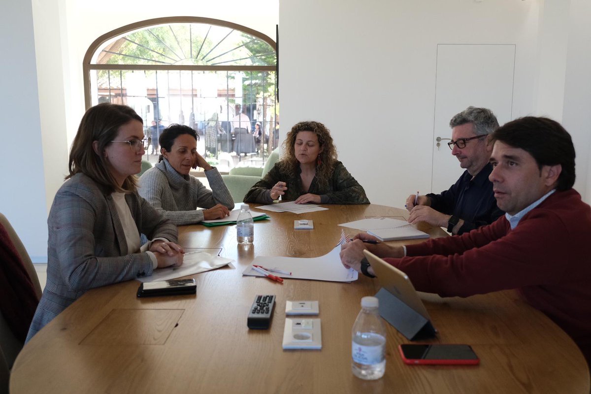 RuralInnoHUB's tweet photo. Hora de explorar la finca El Valenciano, hogar del #RuralInnoHUB 🏡😉 Los asistentes a la jornada de @DualizaBankia se dividen en grupos de trabajo para analizar y debatir sobre el Proyecto Agro ✅ https://t.co/IRt7KBVqzT