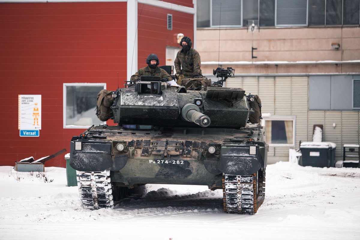 PanssariPR's tweet photo. #Keskisuomi20 -harjoituksessa vaativa virka-aputilanne; räjähdys + vaarallinen säteilylähde varastettu: @SiSuPoliisi johtaa, #PSPR @Ilmasotakoulu ja @ks_pela tukevat.  @PorinPR #CBRN-partio tunnistaa säteilylähteen ja puhdistuslinja käyntiin #Leo2A6 suojana. Yhteistyötä!!👌 https://t.co/lAYN6UG4hh