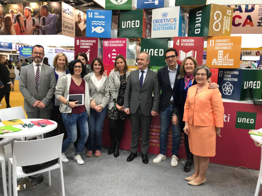 El rector de la <a href="/UNED/">UNED</a>, <a href="/rmairal/">Ricardo Mairal Usón</a>, junto al Vicerrector de #Estudiantes y #emprendimiento, el Vicerrector de #Formación #Permanente, la Directora del <a href="/coie/">valerie coie</a> y compañeros de varios servicios de la <a href="/UNED/">UNED</a>, ofreciendo información a los asistentes a #AULA2020 
La <a href="/UNED/">UNED</a> "Se adapta a ti"