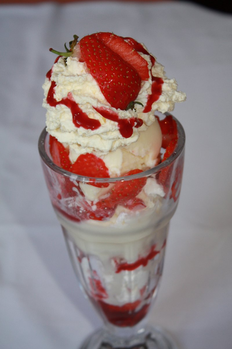 Make your Wednesday a little sweeter with our classic sundaes! #sweet #dessert #wednesday #biggar #visitlanarkshire