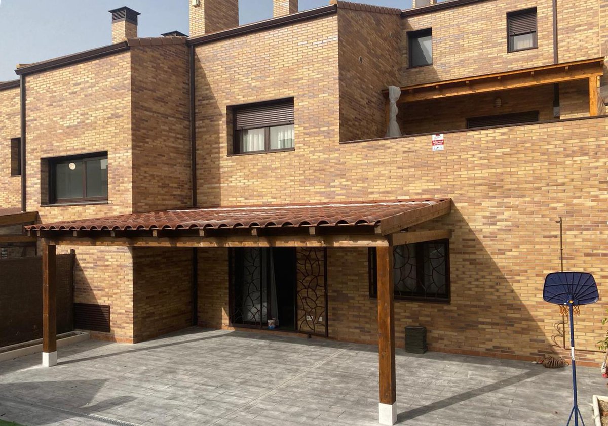 RoofecoSystem's tweet photo. 📣¿Buscas un #tejado #ligero con un aspecto #rústico y #elegante? ¡Las #tejasplásticas de RoofEco son la #solucionperfecta! Mira qué bien quedan en color #chocolate🍫

🏠Visítanos en https://t.co/7OPN3w19Xl https://t.co/5IydT6Pu3v