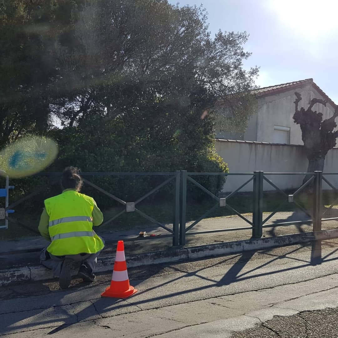 JPoulx's tweet photo. J-11, ça s'active dans les rues de notre village....
Rien ne sert de courir, il aurait fallu partir à point ! 😂 https://t.co/fxphA7xxfO