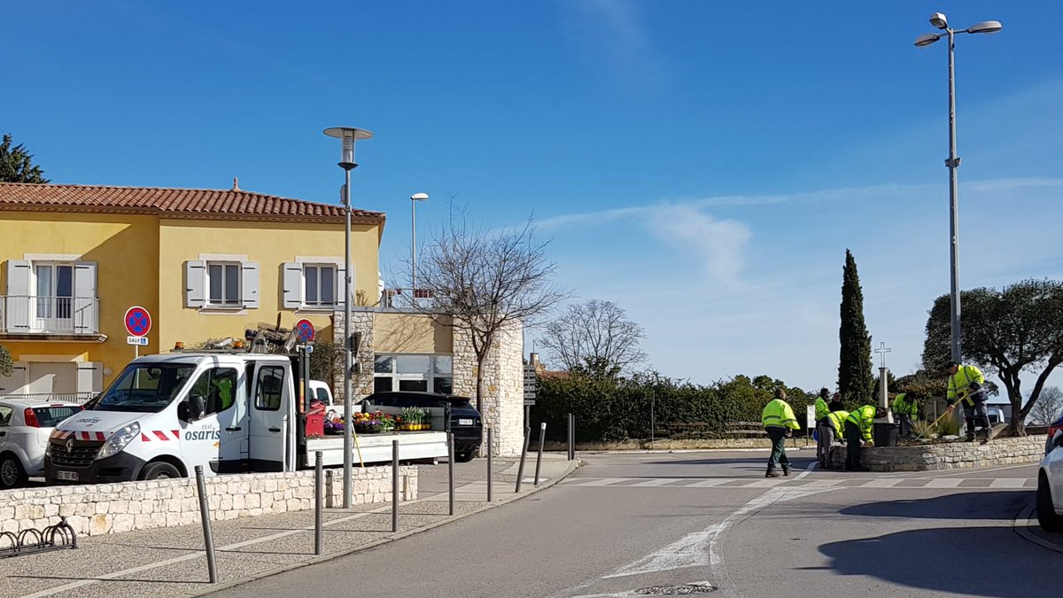 JPoulx's tweet photo. J-11, ça s'active dans les rues de notre village....
Rien ne sert de courir, il aurait fallu partir à point ! 😂 https://t.co/fxphA7xxfO