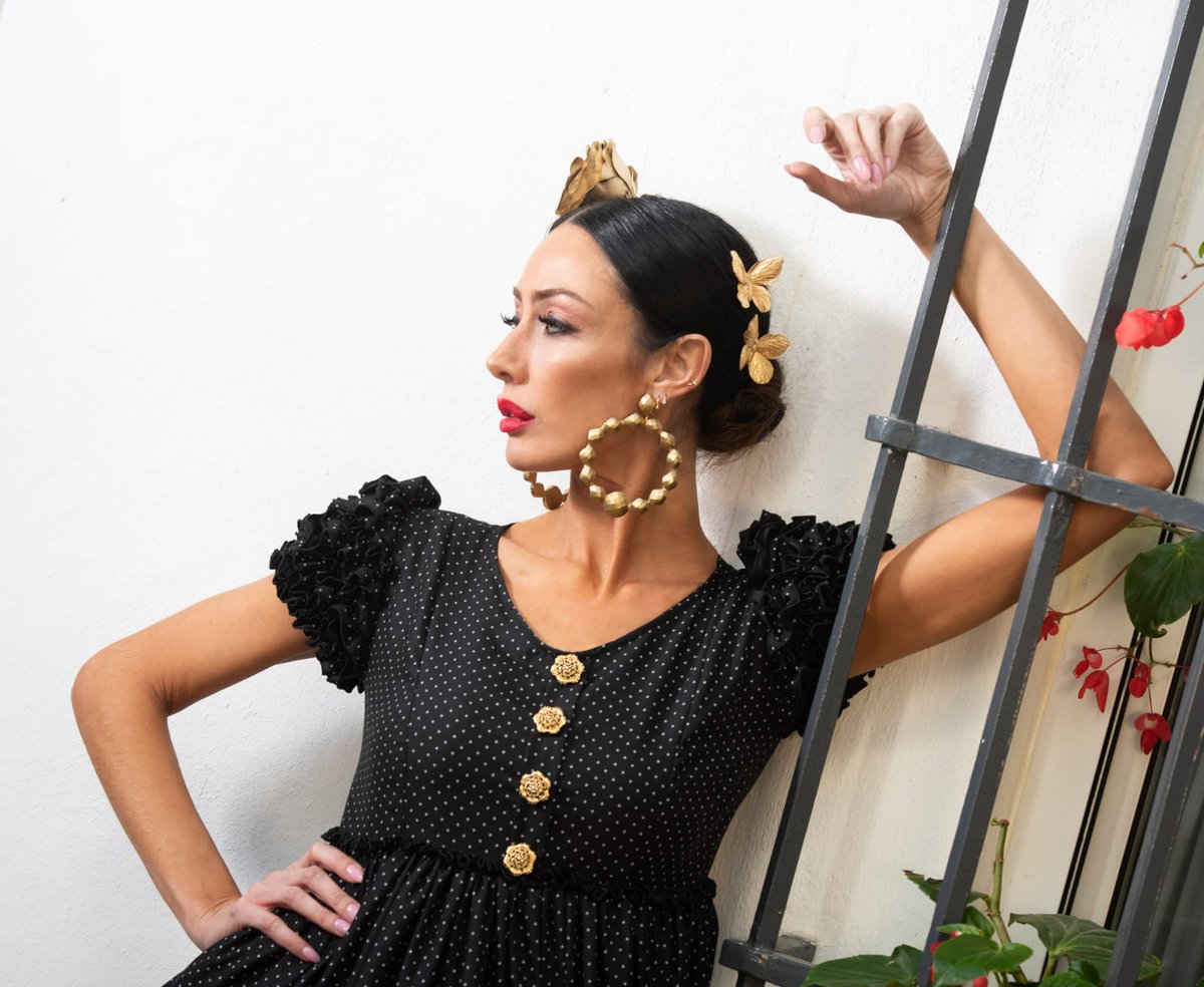 Pasta_Lina's tweet photo. ¡¡Deslumbra con Pastalina esta primavera!! Estos complementos dorados aportarán un brillo especial a tu look con el que no pasarás desapercibida.
#complementosflamenca #feria2020 #complementosferia #modapastalina
@alcocerlola @anibalfotografo @macasegu29 @PepaTinoco https://t.co/Dg061TomBm