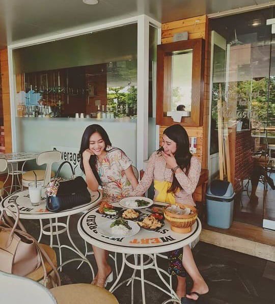 MeatmyBread's tweet photo. Happy Wednesday guys, you tag dan ajak sahabat terdekat mu untuk dinner di Meat My Bread

Thank you ya sista @marshacacha 😍 sudah mampir.
.
.

1) MMB SERBA SAMBAL @PlazaRenon:
Telp/WA: +62 812-3889-1801
2) MMB SERBA SAMBAL WR. SUPRATMAN NO. 9
Telp/WA: +62 812-3759-7766 https://t.co/NIp3eqmZpR